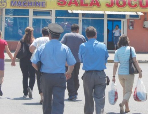 Tânără dată în urmărire naţională, găsită alături de copilul ei